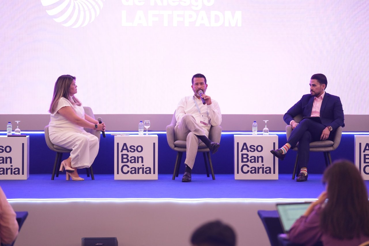 El director general de la Unidad de Información y Análisis Financiero (UIAF), Luis Eduardo Llinás Chica, intervino en el panel "Las autoridades hablan: inteligencia financiera en Latinoamérica", durante el 24 Congreso Panamericano de Riesgo LAFTFPADM, organizado por Asobancaria.

El director general afirmó que las instituciones deben ampliar sus esfuerzos y fortalecer sus mecanismos de prevención y detección en materia antilavado de activos, contra el financiamiento del terrorismo y contra el financiamiento de la proliferación de armas de destrucción masiva (ALA/CFT/CFP) para enfrentar las formas en las que las organizaciones criminales han diversificado sus fuentes y métodos de financiación.

Añadió que la UIAF, a través de la inteligencia financiera, ha venido trabajando para robustecer las herramientas que permiten enfrentar las amenazas derivadas de la minería ilegal y el uso indebido de los activos virtuales.